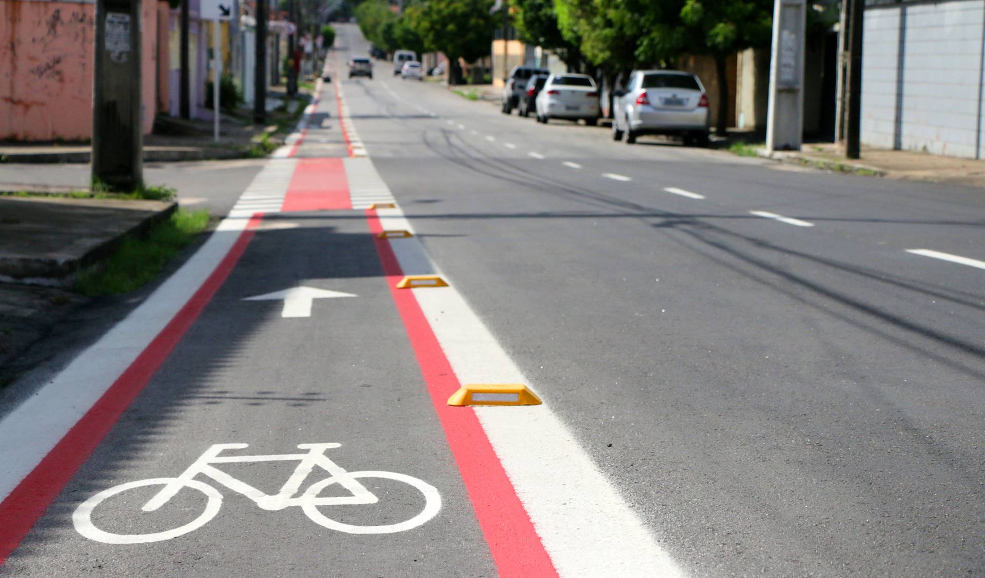 a imagem mostra a sinalização horizontal, pintura de uma ciclofaixa, com a demarcação de onde as bicicletas podem circular